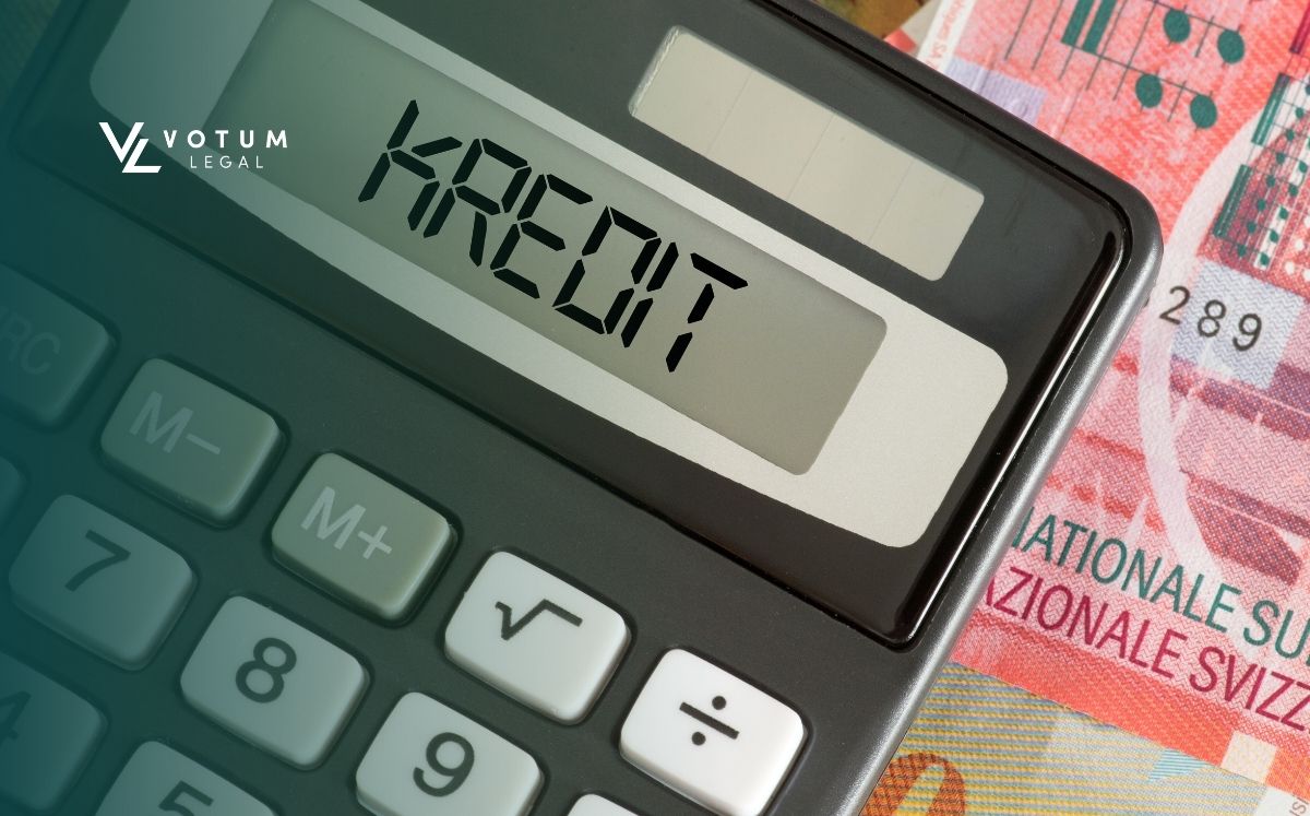 Zbliżenie na kalkulator, w tle widać banknoty frankowe