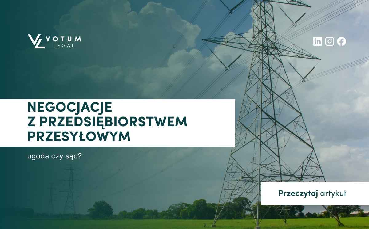 Słup wysokiego napięcia na tle nieba z napisem Negocjacje z przedsiębiorstwem przesyłowym.