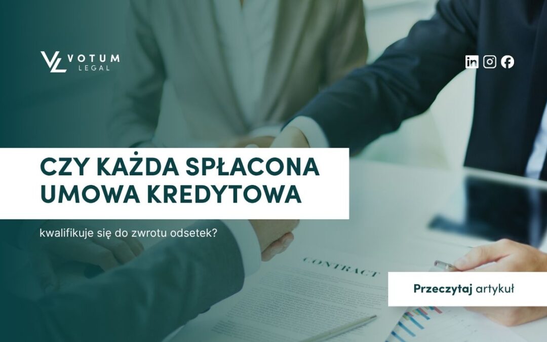 3 osoby siedzą przy biurku, na którym porozkładane są dokumenty. Jedna osoba przekazuje dokumenty drugiej.