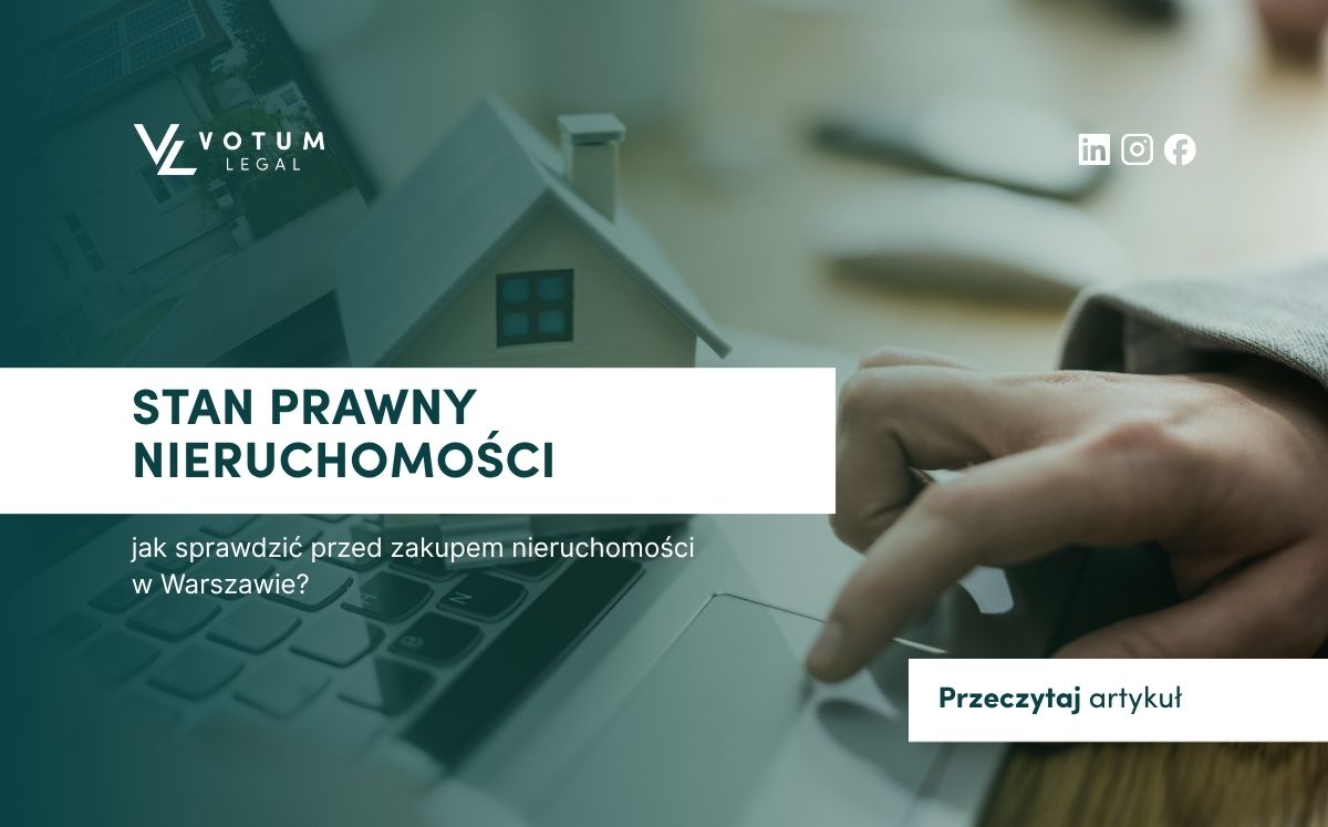 Zbliżenie na laptopa, dłoń klikającą coś na nim i domek (miniaturka)
