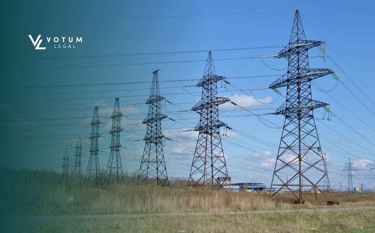 Osoba podpisuje dokumenty na stoliku kawowym