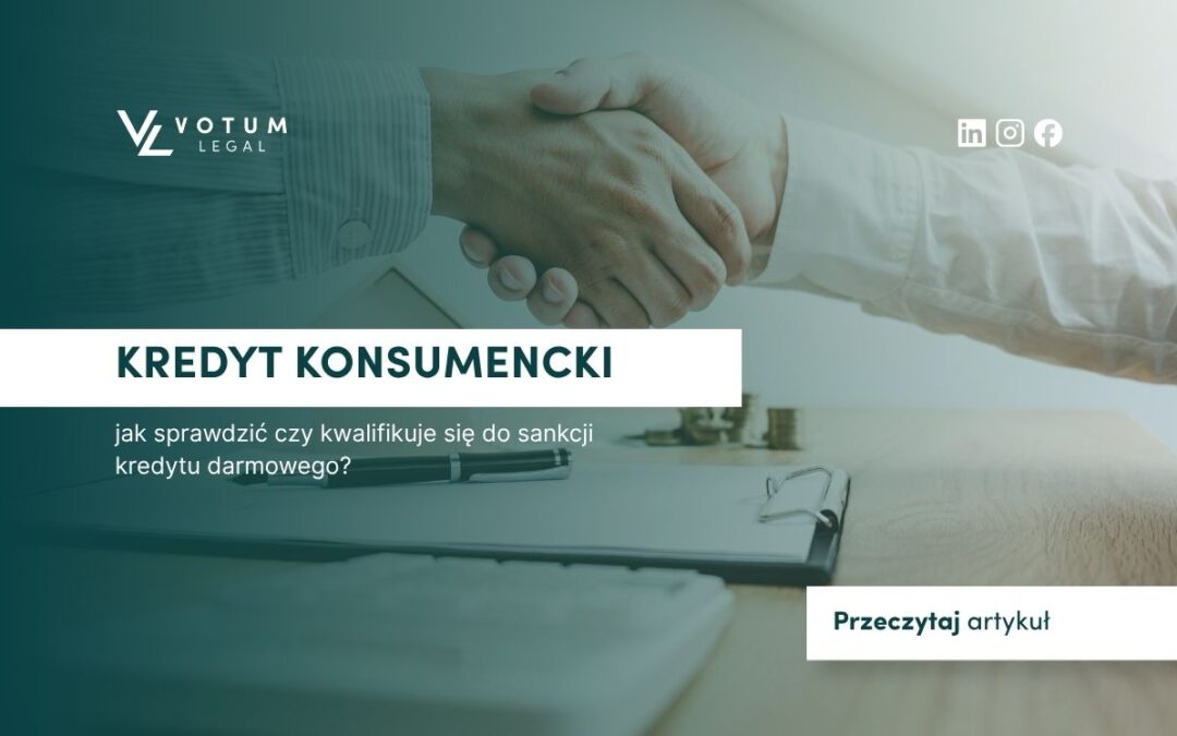 Dwie osoby podają sobie dłoń nad biurkiem z dokumentami