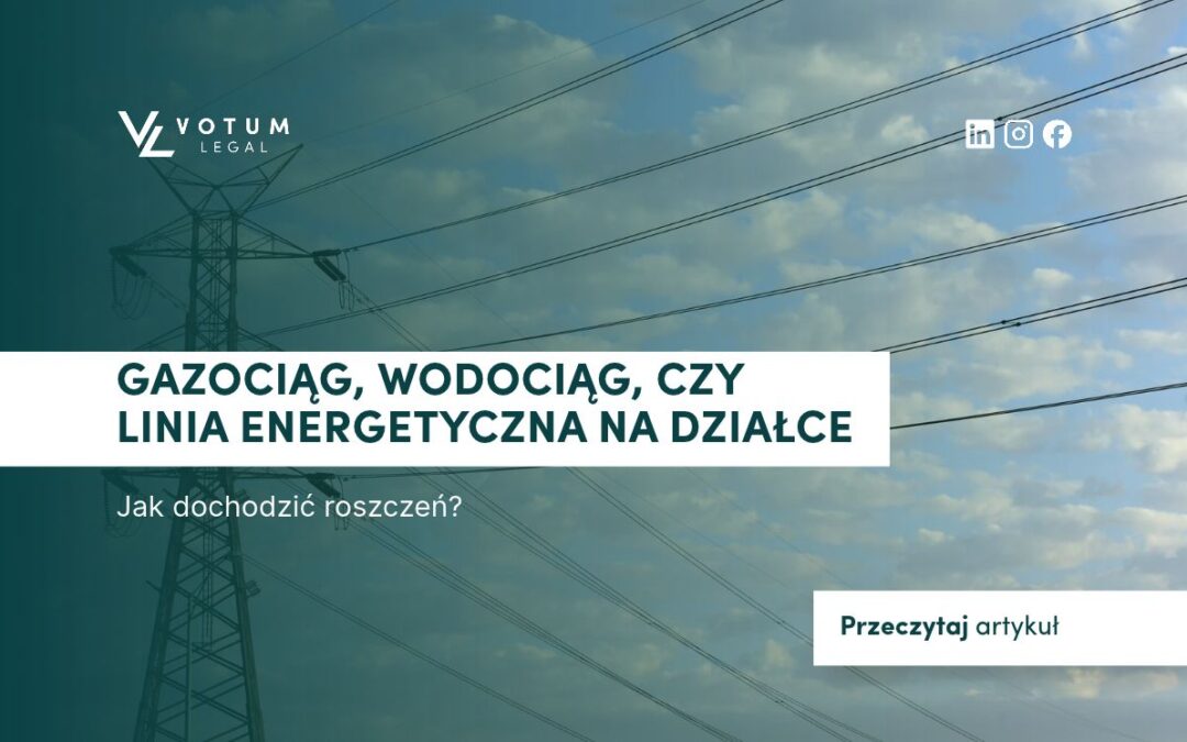 Linia energetyczna na działce, na tle nieba z chmurami