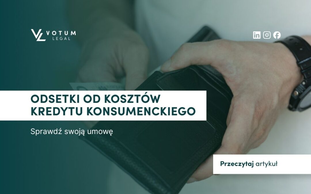 Osoba ubrana w jasną bluzkę wyciąga z czarnego portfela 100 zł