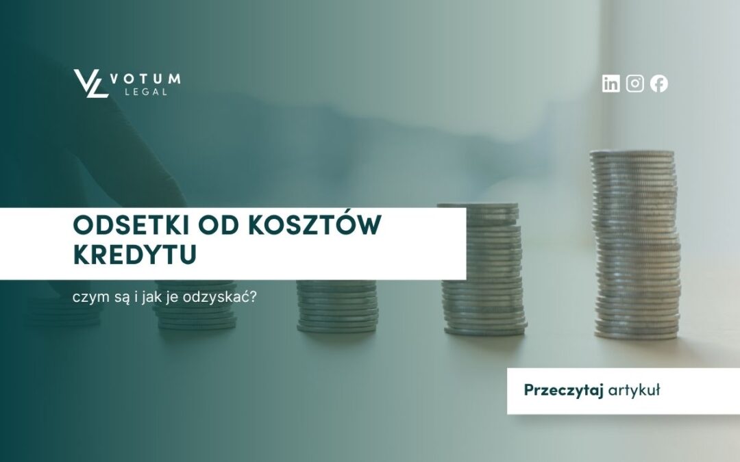 Na białym stole leżą kolumny ustawione z monet