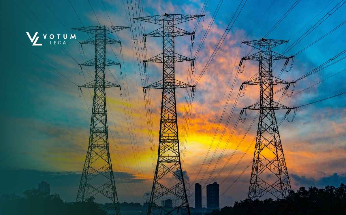 słupy energetyczne oraz zachód słońca