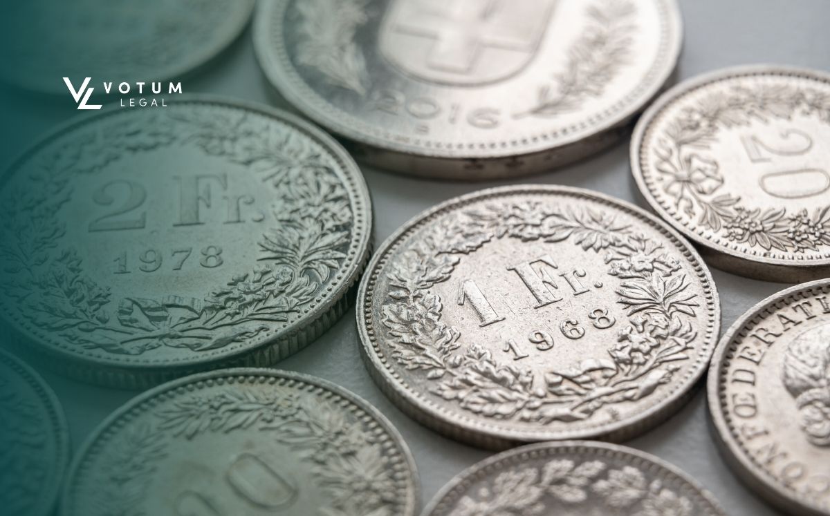 Zbliżenie na banknoty i monety polskie, na których położona jest legitymacja emeryta-rencisty i kalkulator