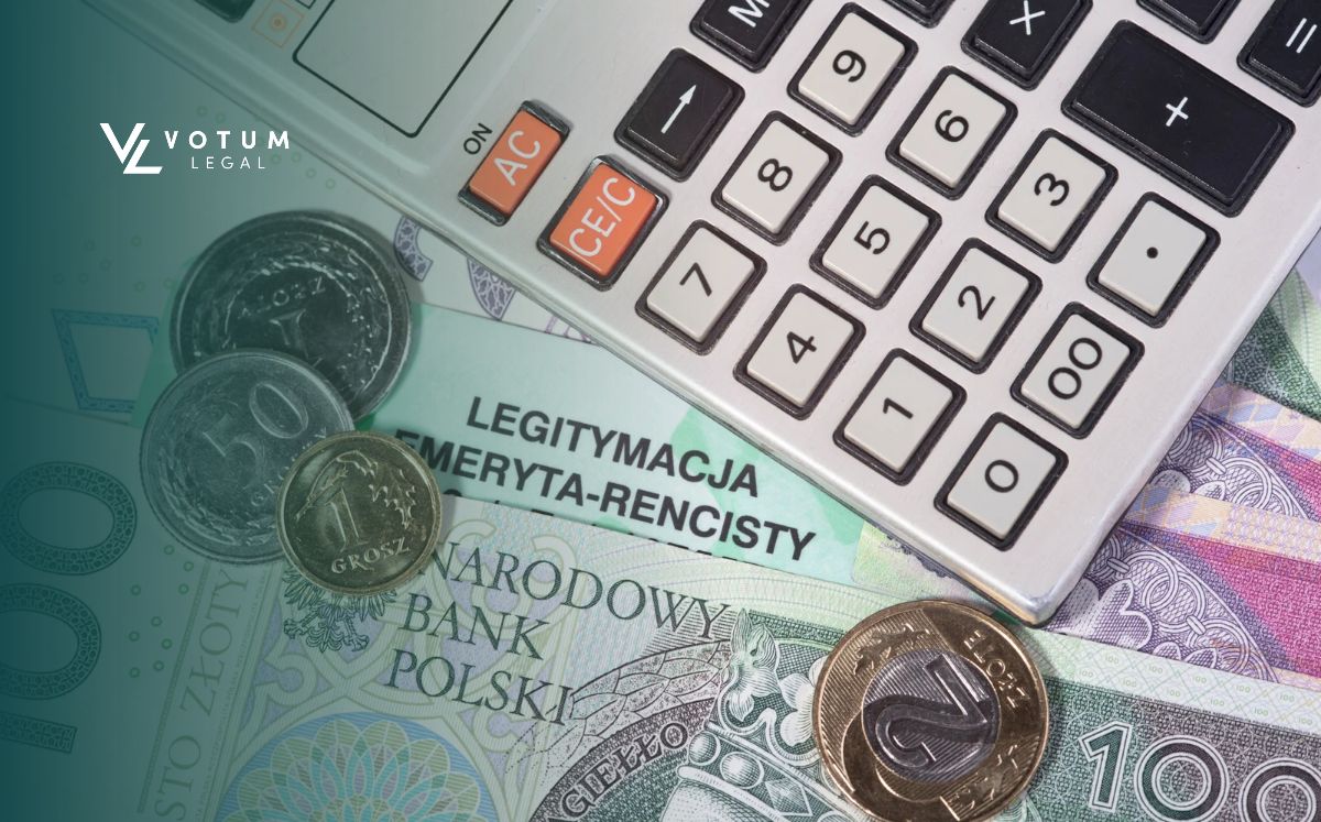 Zbliżenie na banknoty i monety polskie, na których położona jest legitymacja emeryta-rencisty i kalkulator