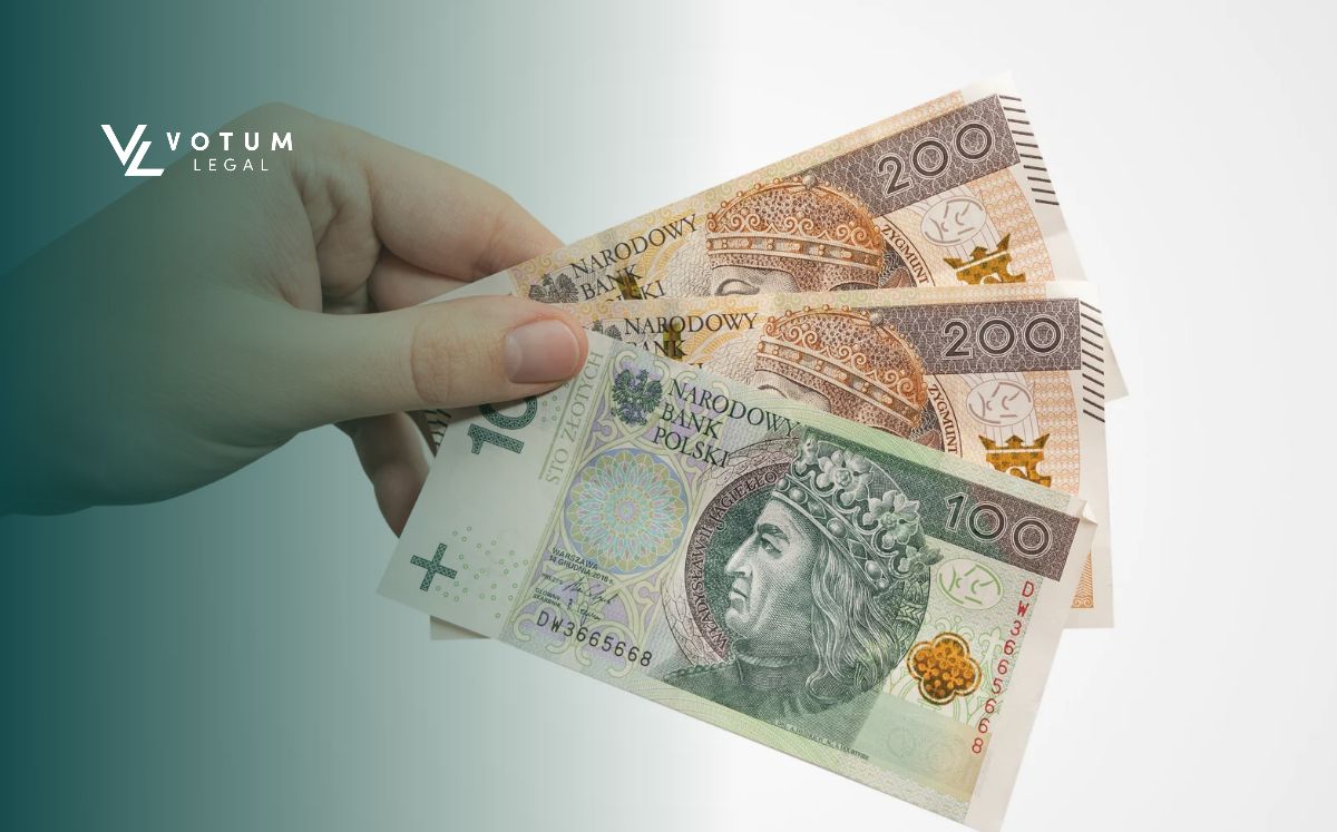 Zbliżenie na dłoń trzymającą banknoty w pln
