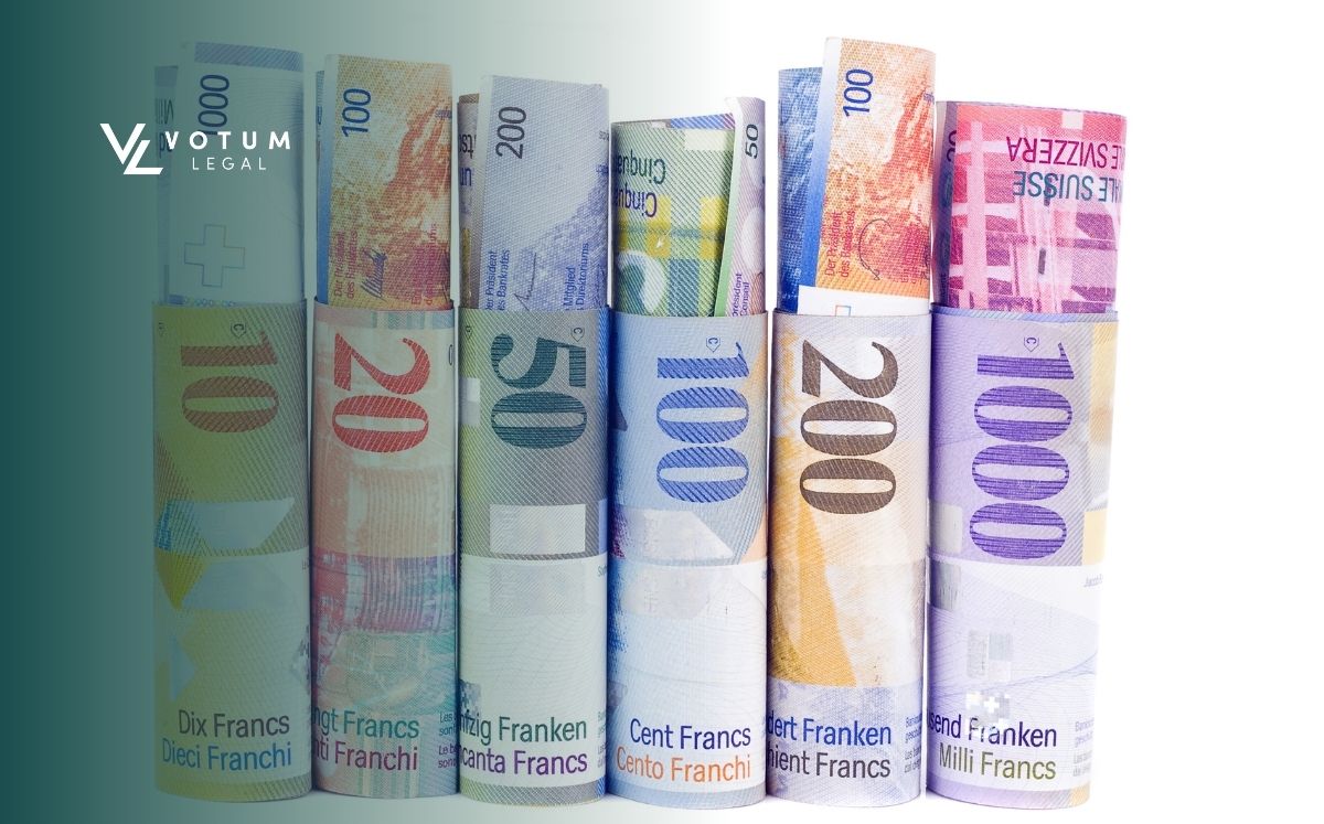 Zbliżenie na dwie pary rąk starszych osób, którzy trzymają żółtą świnkę skarbonkę